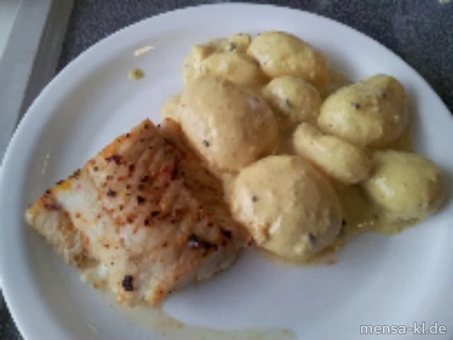 Mariniertes Hokifilet (F) mit indischen Kartoffeln und Salat
