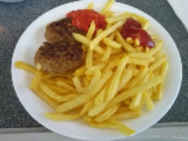 "Bifteki" (Rinderhack-Medaillons mit Fetafüllung) (R), Ajvar-Dip, Pommes frites und Salat