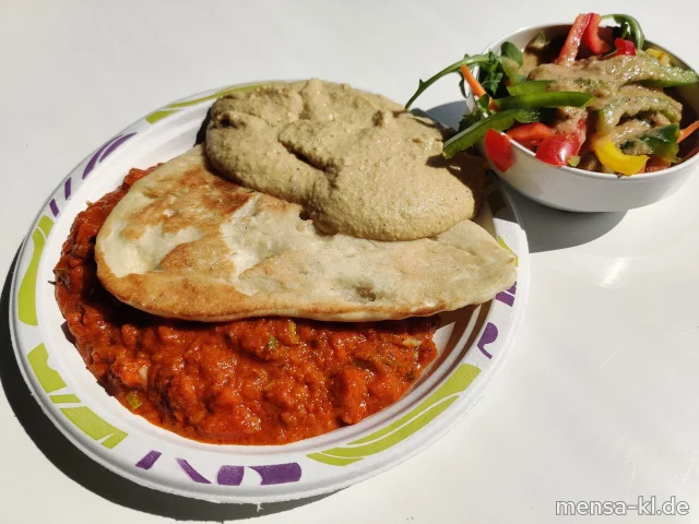 Veganes Tomaten-Curry (2,Sf), dazu Naanbrot (Gl) und einen Beilagensalat nach Wahl