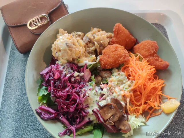 Bowl mit Tomaten, Gurken, Paprika, Rotkohl, Risotto mit Kürbis &amp; Champignons (1,Gl,Sl,So) und Chicken Crossies (Gl,G) (Vegane Bowl[1]:Knusperkroketten) (Gl,Sl), dazu Himbeer-Dressing (1,5,Gl,Nu,Sw,Sf)