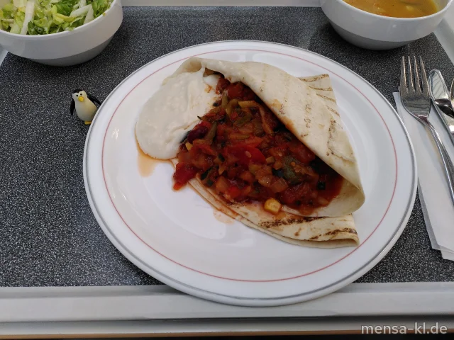 Fajita Pueblo mit Bohnen, Paprika, Zucchini und Zwiebeln, Sour Cream (Gl,Nu,Sf), Tortillas (Gl) und Salat (Sl)