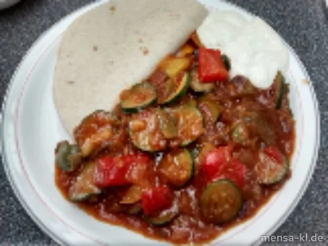 "Fajita Pueblo" mit Paprika, Zucchini und Zwiebeln (2,9,Gl,Sl,So,V), dazu Sour Cream (9,Gl,Ei,La,So,V), Tortillas (2,Gl,V) und Eisbergsalat (V)