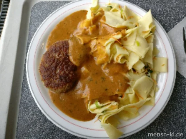 Frikadelle (Gl,Ei,S) mit Cognac-Rahmsoße (La,Sf,A,K) und Gemüse-Pappardelle (1,Gl,Ei,Sl)
