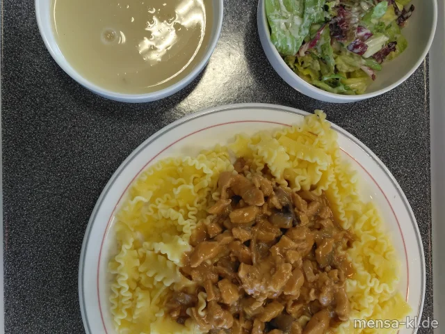 Putengeschnetzeltes (G) in Champignonrahmsoße (Gl,La), Eiernudeln (1,Gl,Ei) und Salat