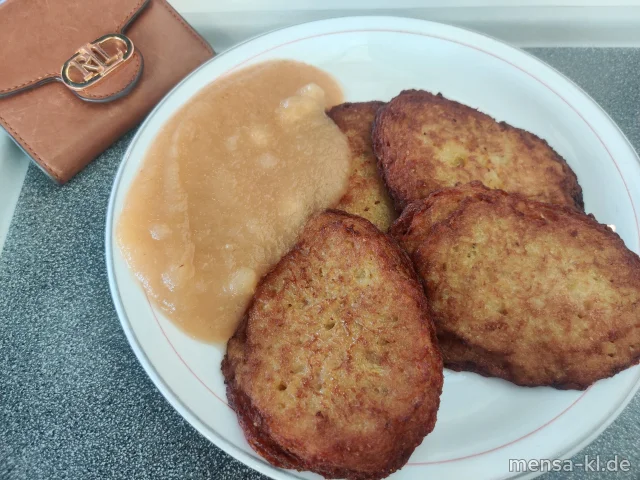 Knusprige Reibekuchen (Gl,Ei) wahlweise mit Apfelkompott (3) oder Kräuterquark (La), dazu Salat