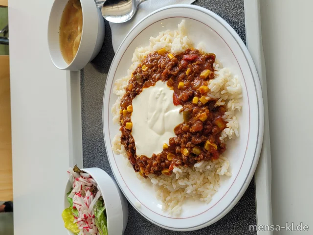 Chili-Con-Carne (1,Gl,Sf,R), Sour cream (La), Reis, dazu Salat