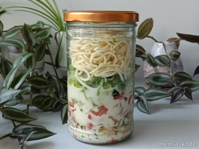 Asia Salat mit Mienudeln, Paprika, Tomaten, Broccoli und Blattsalat, dazu Honig-Senf-Dressing (1,5,La,Sw,Sf)