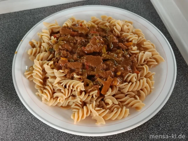 Rindergeschnetzeltes "Stroganoff" mit Zwiebeln, Gewürzgurke und Paprika (5,9,Gl,La,Sw,Sf,A,R), dazu Eierspätzle (Gl,Ei,La) und Salat