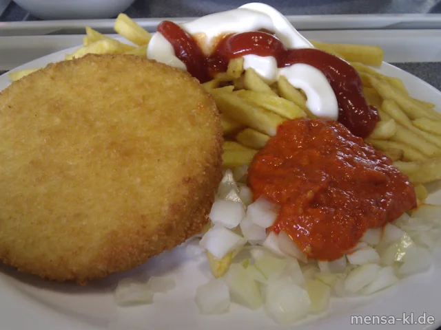 Blumenkohl-Käse-Medaillon mit Ajvar, Zwiebelwürfel, Pommes-Frites und Salat