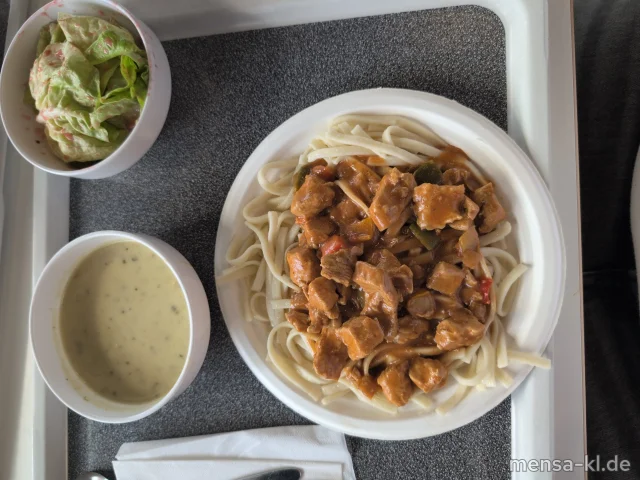 Putengulasch in Paprikasoße (La,G) mit Bandnudeln (Gl) und Salat (1,5,Sw)