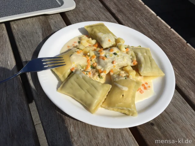 Maultaschen mit Fleischfüllung (1,Gl,Ei,La,Sl,S), Kartoffel-Käse-Soße (Gl,La,Sl) und Salat