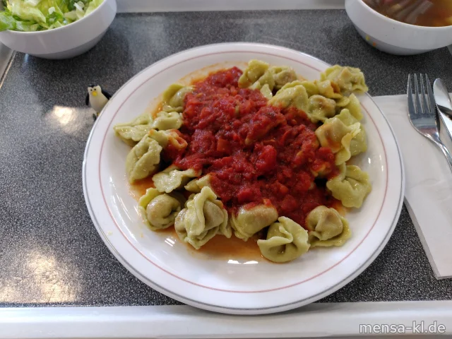 Grüne Gemüsetortellini (Gl,Sl) in Tomatensugo (Gl), dazu Salat