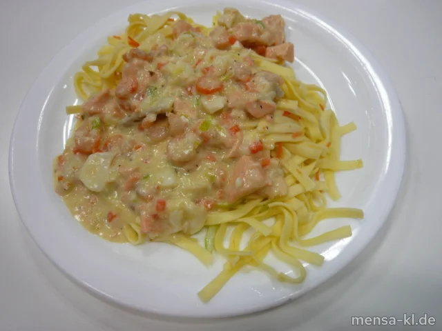Buntes Fischragout mit Shrimps (Fi,Gl,Kr) in Weißwein-Sahnesoße (5,Gl,La,Sw,Sl,A), Gemüse-Tagliatelle (1,Gl,Ei,Sl)
