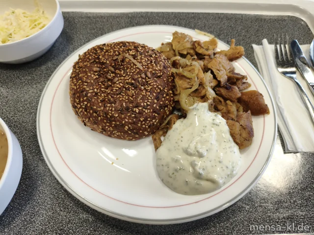 Kebab aus Putenfleisch (G) mit Kräuter-Dip (Gl,Nu), Eiweiß-Dönerbrot (Gl,Se,So) und Krautsalat (1,5,Sw,Sf)