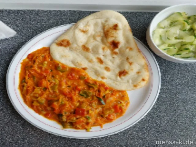 Veganes Tomaten-Curry (2,Sf), dazu Naanbrot (Gl) und Gurkensalat