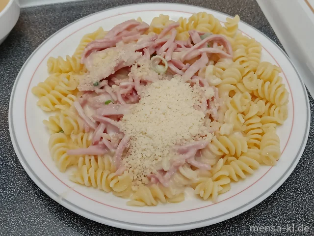 Schinken-Sahne-Nudeln (2,3,8,Gl,La,S), geriebener Hartkäse (Ei,La) und Salat