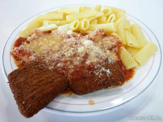 Hirse-Käse-Schnitte (Gl,Ei,La,Sl,V),Tomatensugo (V), Rigatoni (1,Gl,V), Grana Padano (2,Ei,La,V) und Salat (V)