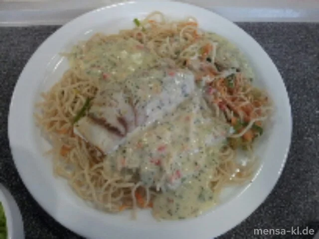 Seelachsroulade auf Gemüse-Mie-Nudeln, Wasabisoße und Salat
