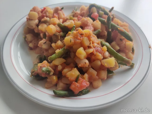 Paprika Topf mit Kartoffeln, Tomaten, Lauch, Bohnen, Oliven und Chili (1,3,Gl,Sf), dazu einen Beilagensalat nach Wahl