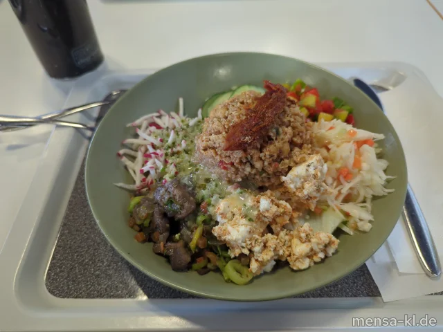 Bowl mit Blattsalat, Tomaten, Kraut, Radieschen, Schafskäse (1,5,6,La,Sw), Bulgursalat (Gl,Nu,Sl,Sf) und Grillgemüse (3,5,Sw,Sl), dazu ein Kräuterdressing (5,Gl,Nu,Sw,Sf)
