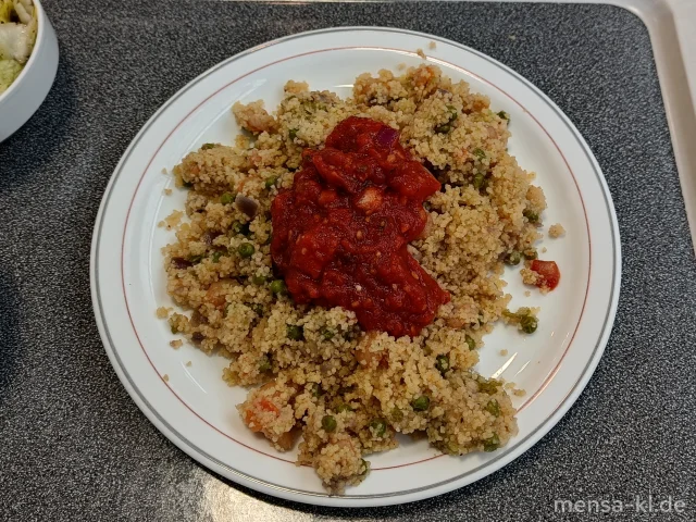 Couscous mit Garnelen, Erbsen, Romanesco, roten Zwiebeln und Tomatensalsa (1,Gl,Kr,Sl,Sf,Se), dazu Salat
