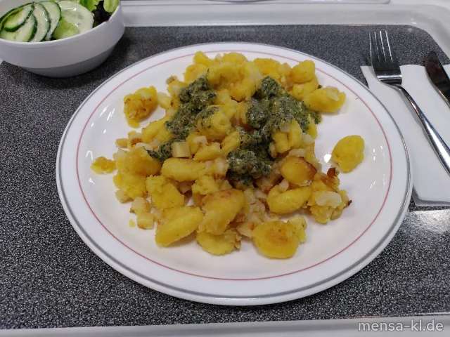 Kürbis-Gnocchi (Gl) mit geschmorten Pastinaken und Selleriegemüse (Sl) dazu Pesto (Nu), dazu ein Beilagensalat nach Wahl