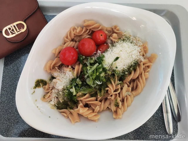 Vollkorn-Fussilli mit Cherrytomaten (Gl), dazu grünes Pesto (2,Nu,Ei,La,R) und Grana Padano (2,Ei,La,R)