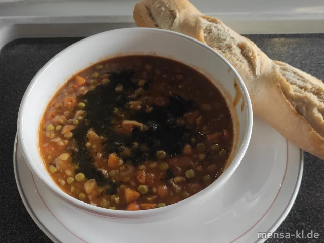 Original italienischer Erbseneintopf (Gl,Sw,Sl) mit Basilikumöl, dazu ein rustikales Baguettebrötchen (Gl)