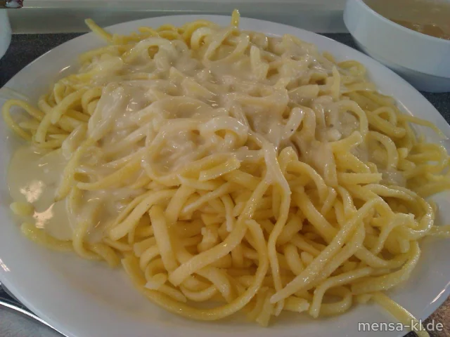 Große Portion Spätzle (V) mit Käsesoße (1/2) und Salat