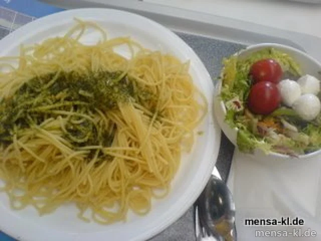 Spaghetti mit Bärlauch-Pesto (V), dazu ein italienischer Salat mit Mozzarella und Tomaten