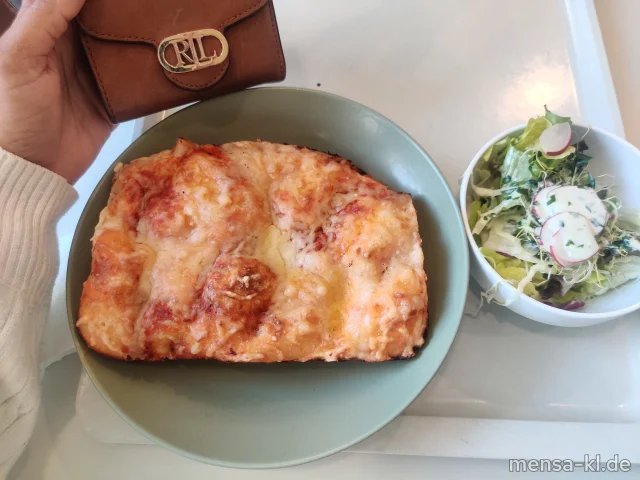 Hausgemachte Focaccine alla Pizza Margherita (Gl,La) belegt mit italienischem Landschinken und Rucola (S), dazu Blattsalat mit Joghurtdressing (1,5,La,Sw,Sf)