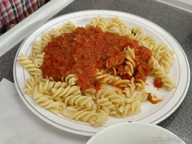 High Protein Pasta mit Gemüse (Gl,Sl), dazu Pepperonata mit roten Linsen (4) und Salat (1,5,Sw)