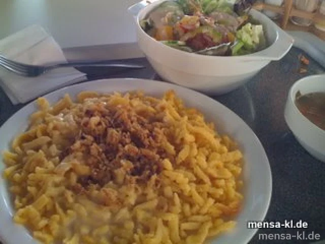 Frische Spätzle (V) mit Käsesoße und Röstzwiebeln, dazu eine große Salatterrine und Dressing (1) nach Wahl