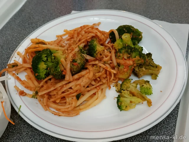 Linguine mit Pesto Genovese und Broccoli (1,Gl,Nu,So), dazu einen Beilagensalat nach Wahl