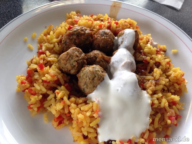 Falafel-Kichererbsenbällchen (V) in Ras el-Hanout-Soße (V), orientalischer Reis (V), Joghurt (V) und Salat (V)