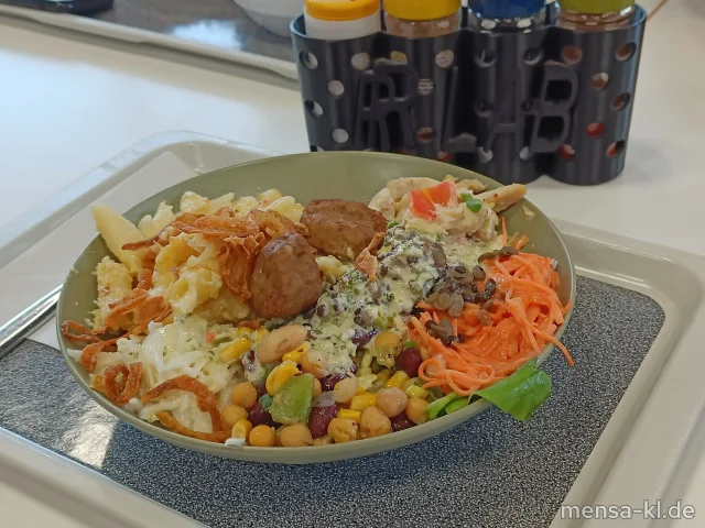 Bowl mit Karotten, Weisskraut, Tomaten, Paprika (5,Sw), Nudelauflauf (Gl,Ei,La) und Partyfrikadellen (Gl,Ei,R,S). dazu cremiges Senf-Dressing (1,5,Gl,Nu,Sw,Sf)