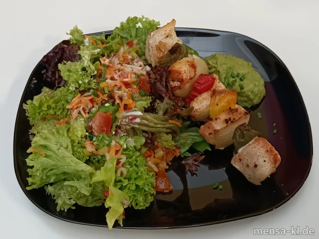 Bunter gemischter Salatteller mit Paprika, Radieschen und Zwiebeln (3), dazu ein Hähnchenspieß (G) mit Avocado-Dip