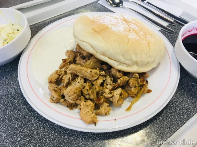 Putengyros (G) mit Tzatziki (1,9,Gl,Ei,La,Sf), Dönerbrot (Gl,Se) und Krautsalat (1,5,9,Gl,Ei,La,Sw,Sf)
