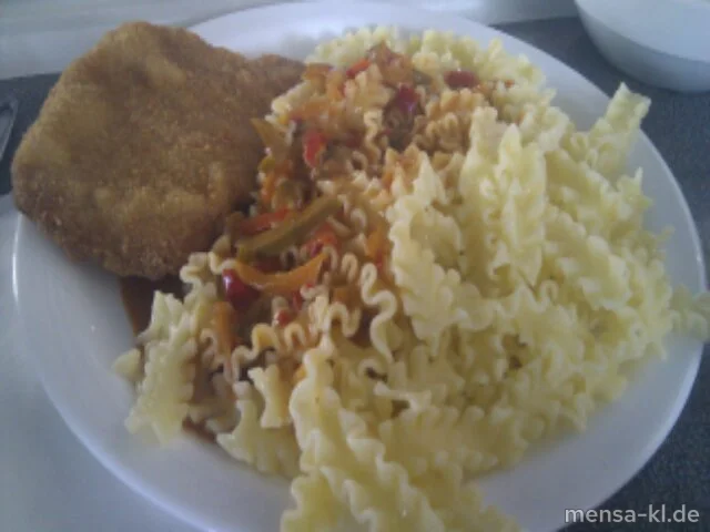 Paniertes Schnitzel (S) mit Paprikasoße, Eiernudeln und Salat