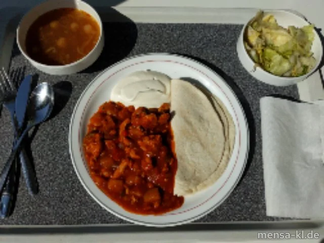 "Fajita Pueblo": Geschnetzeltes Truthahnfleisch mit Paprika, Zucchini und Zwiebeln (Gl,La,Sl,So,G), dazu Sour Cream-Dip (9,Gl,Ei,La,So), Tortillas (2,Gl) und Salat