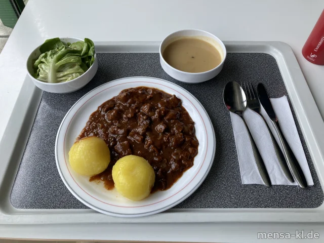 Rindersaftgulasch (5,Sw,A,R) mit Kartoffelknödeln (5,Sw) und Salat