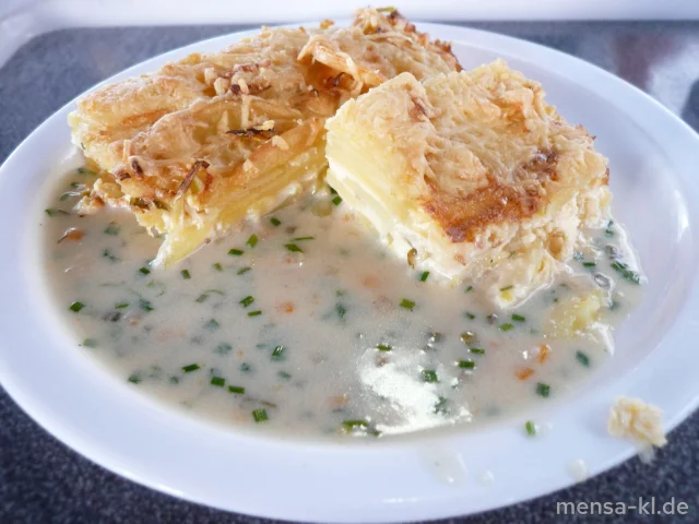 Große Portion Kartoffel-Lauch-Gratin (V) und Schnittlauchsoße (V), dazu Salat (V)