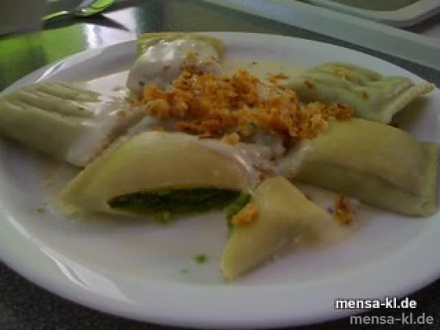 Maultaschen (V) mit Sauce Crème-fraîche, Röstzwiebeln und Salat