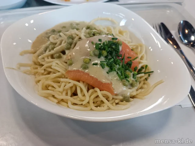Pasta (Gl) im Formaggio di Grana Laib geschwenkt (La) mit einer Lachs-Sahne-Soße (Fi,La) und frischem Schnittlauch