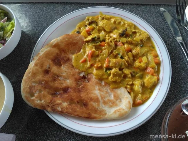 Indisches Hähnchencurry mit Gemüse (5,Gl,La,Sw,Sf,Se,So,G), dazu Naan (Gl) und Salat