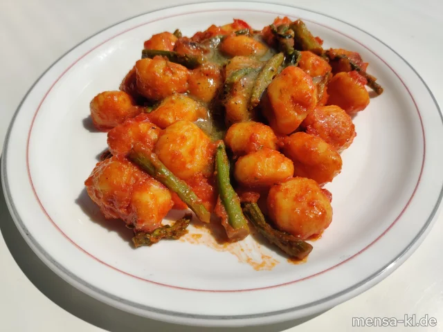 Gnocchi-Tomaten-Pfanne mit grünem Spargel (Gl) und Pesto (Nu), dazu Karottensalat (1,5,Sw,Sf)