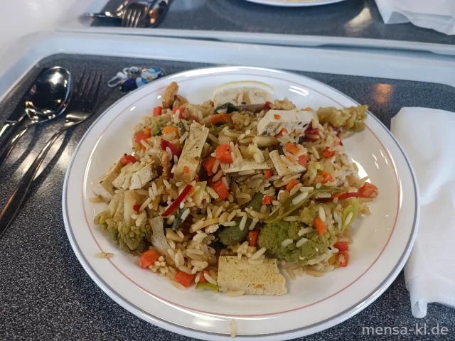 Teriyaki-Gemüse mit Romanesco, Karotten, Tofu und Walnüsse (5,Gl,Nu,Sw,So), dazu Limetten-Reis und einen Beilagensalat nach Wahl