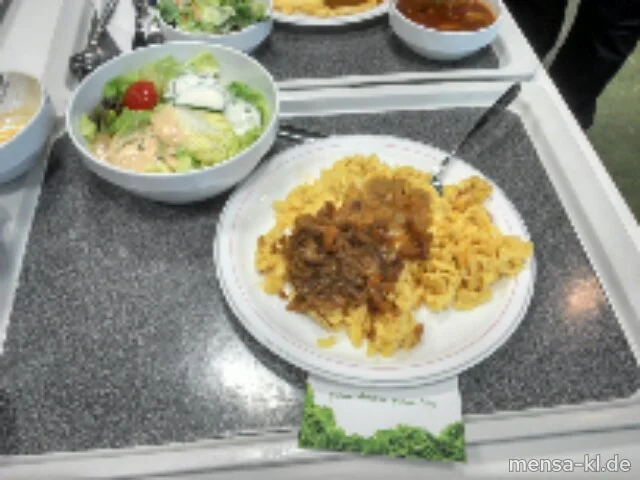 Frische Käsespätzle (2,Gl,Ei,La,V) - auf Wunsch mit Butterschmelze - (1,Gl,La,V), dazu eine große Salatterrine und Dressing nach Wahl (V)