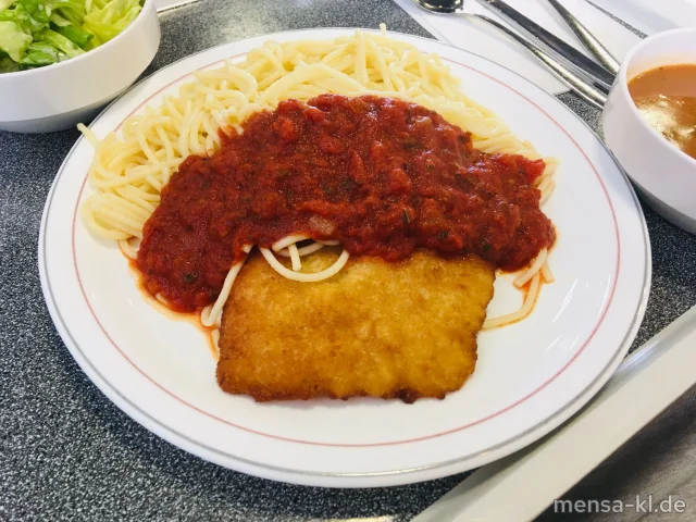 Hähnchenbrustfilet Piccata Art mit Parmesan-Panade (Gl,La,G), Spaghetti (1,Gl), Tomaten-Basilikumsoße und Salat
