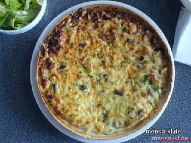 Flammkuchen (V) mit Lauch und Käse, dazu Salat
